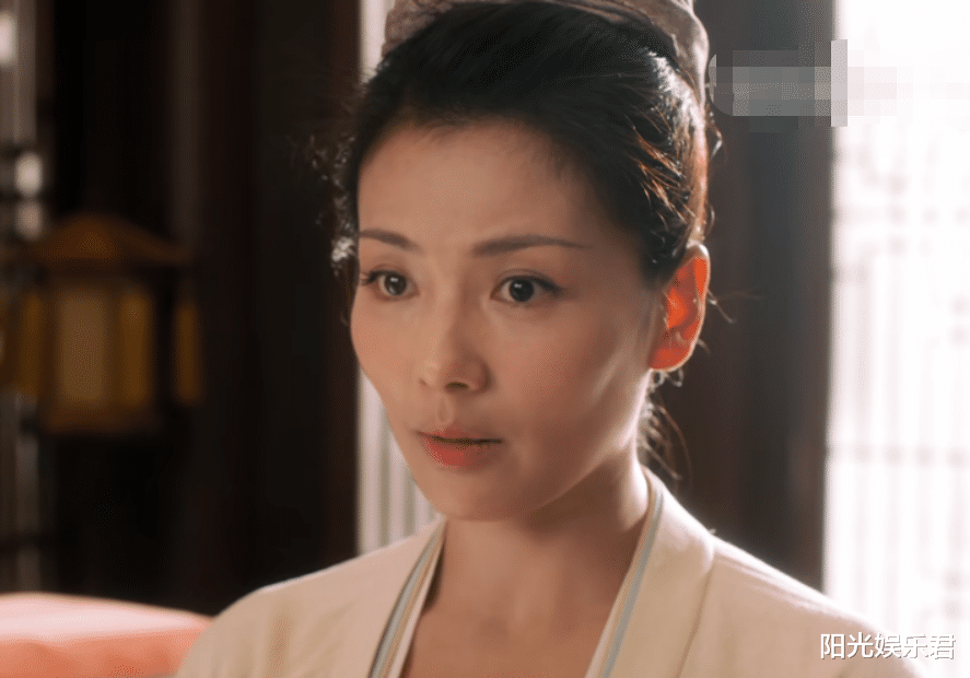 Angelababy|别把冻龄当少女感，33岁杨颖穿校服演戏，是真不合适