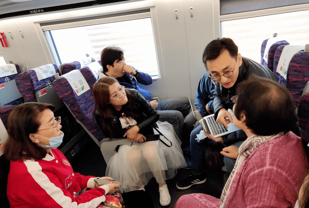 导游|“老年旅游团”便宜，为什么不怕亏钱？导游：亏是不可能的