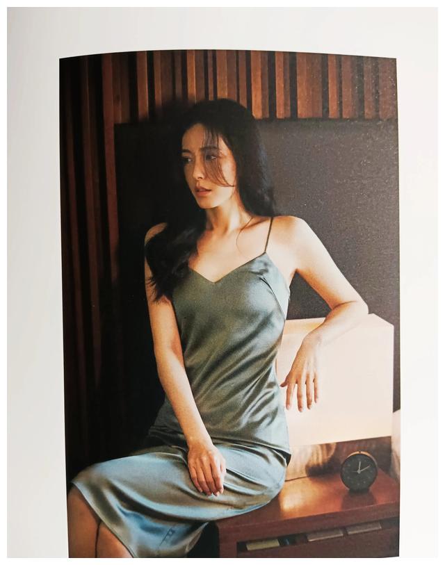 王鹤棣|欣赏着美女图片,走进美女曾黎的人生感悟之中