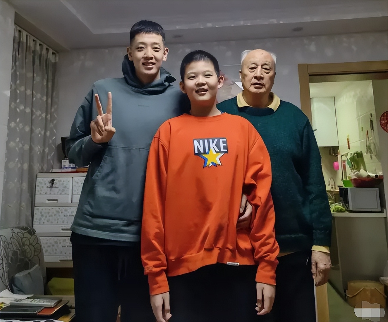 引援|篮球兄弟！沈梓捷14岁弟弟200CM，身体天赋惊人，有望成为球三代