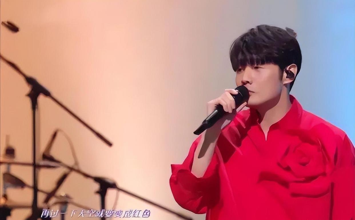 跨年晚会|王一博的赤脚、杨幂的香肩、赵露思的腮红……跨年如今显现鸡肋之味