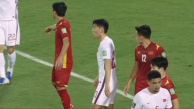 颜骏凌|国足门将3次丢球上越南头条！越媒晒颜骏凌从球门里捡球的照片，在羞辱谁？