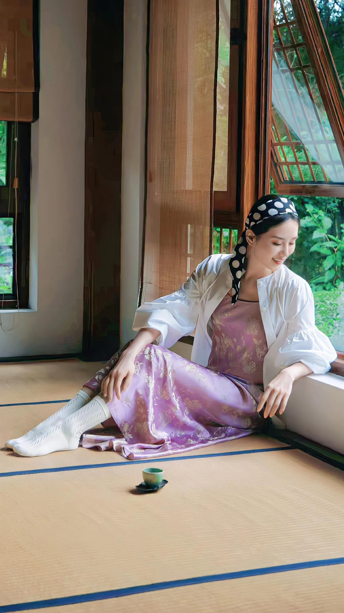 刘诗诗|刘诗诗新大片封神！穿西装戴斗笠站在瀑布下帅成侠女，高级感绝了