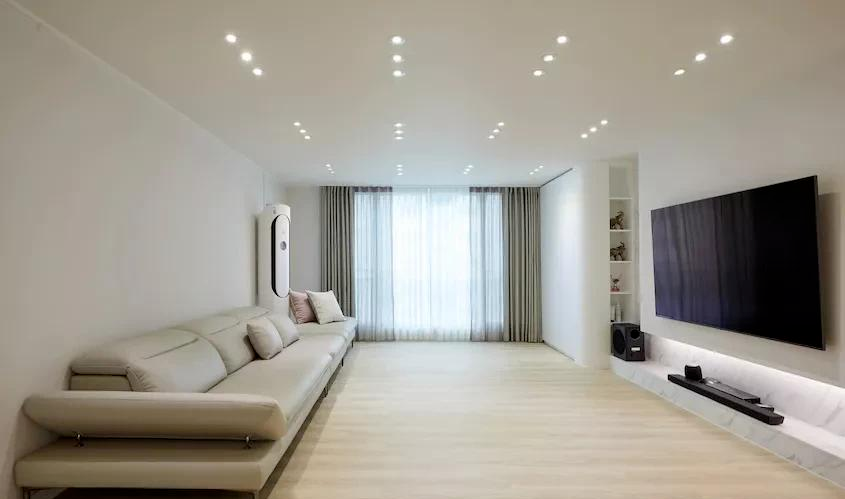 看看他家139平简约风公寓,坚持无主灯设计,墙面留白一尘不染