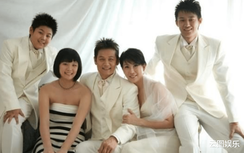 徐乃麟|62岁徐乃麟豪宅设宴，妻子罕见露面稳坐C位，准洋儿媳妇身材出众