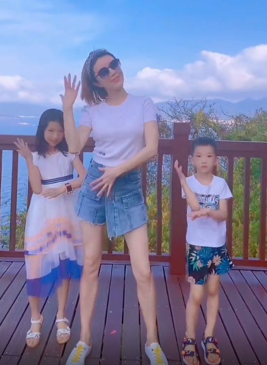 金巧巧|47岁金巧巧水上秀美腿!穿露肩裙坐在木筏上,一双筷子腿又白又细