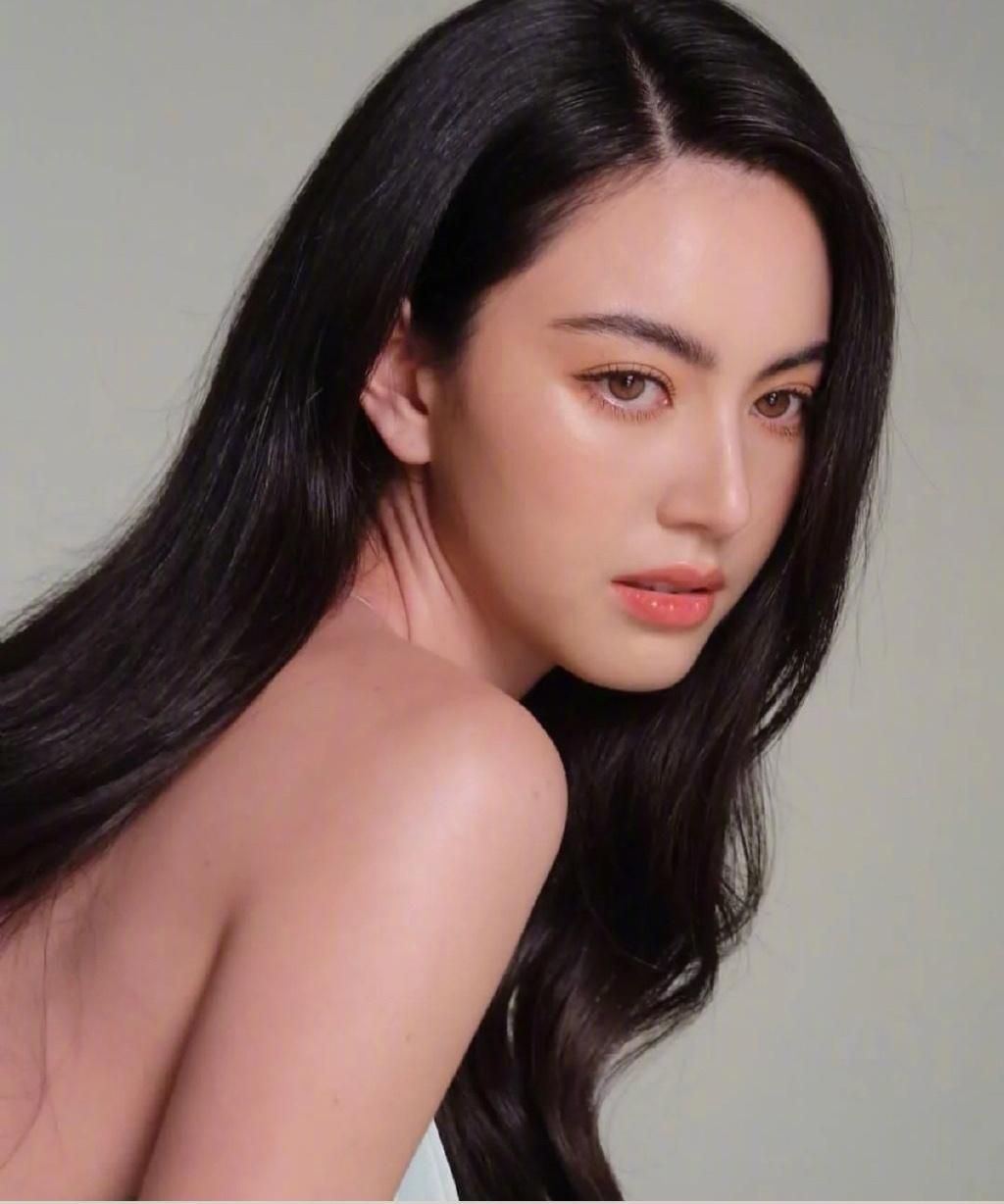 |泰国影视后黛薇卡·霍内身穿银白色半身胸甲，充满时尚和未来感