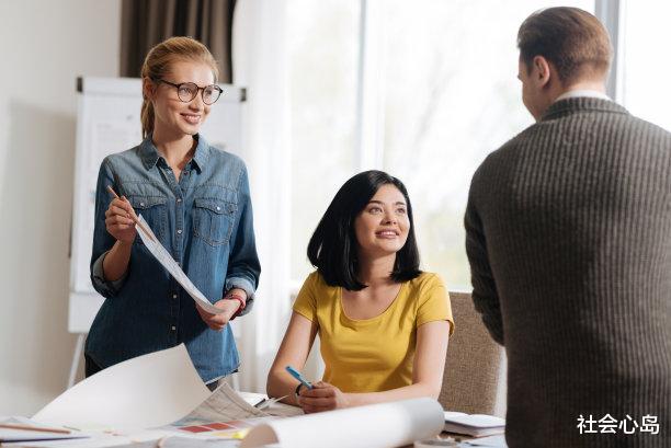 |职场沟通技巧:面对陌生人,可以礼貌表现,做到不卑不亢。