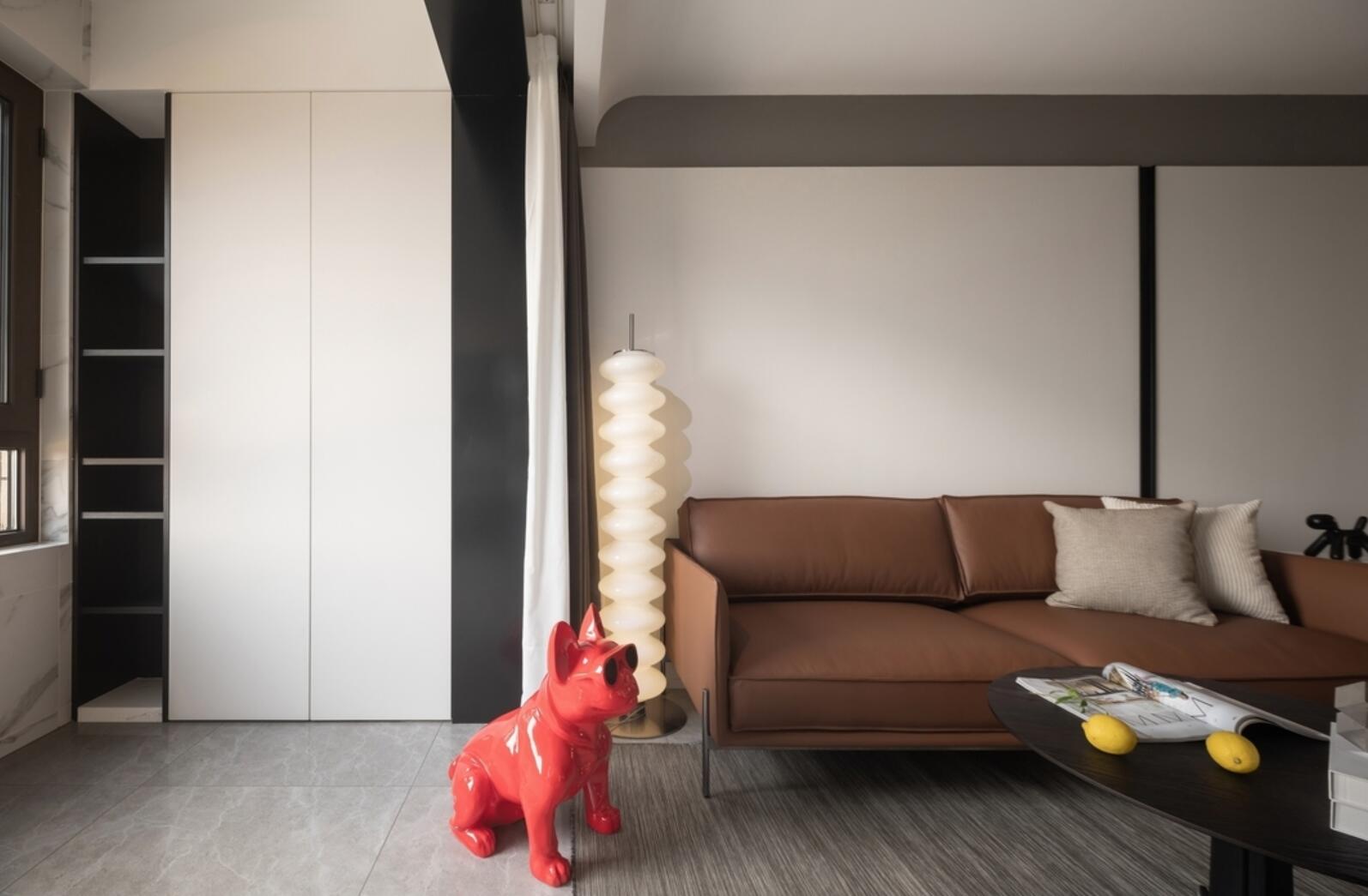 难怪现在装修都不要踢脚线了,看了她家,才知道有多大气干净