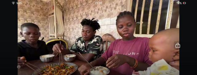 |戏精大胃王想出去找工作发大财，飞哥有规划！小胃王脚心咋是白的