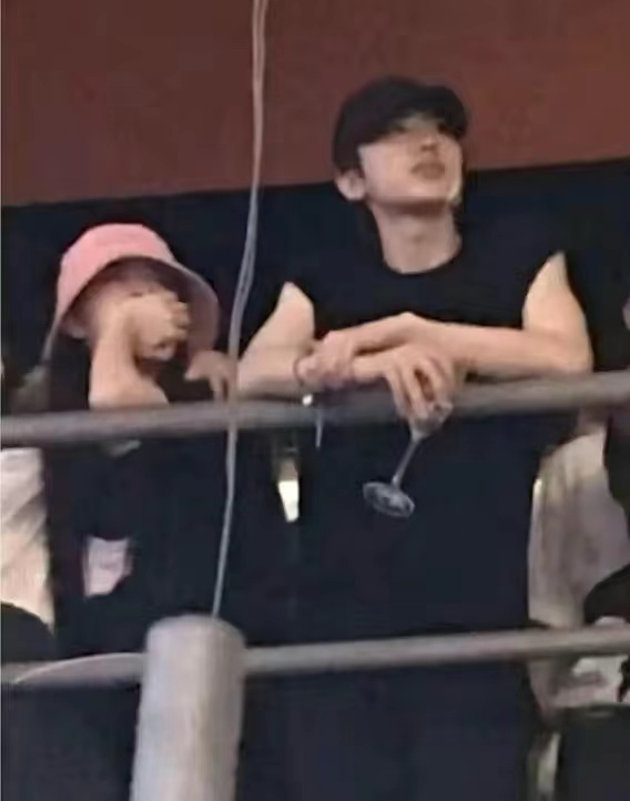 蔡徐坤|曝顶流男星与女爱豆恋爱，被扒两人撞多个同款，网友态度两极分化！