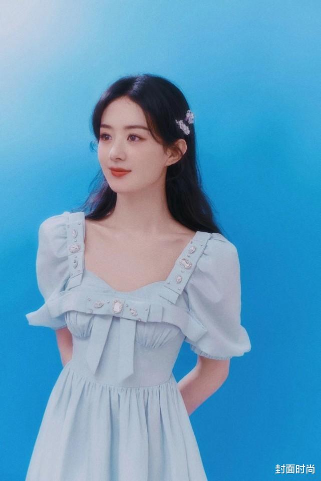 赵丽颖|赵丽颖带火“浅色+发饰”的搭配,看着太甜了,难怪当妈也不老气