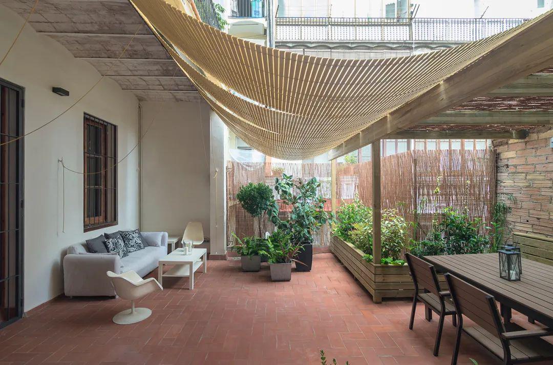 真是后悔，花大价钱做阳光房，夏天又闷又热，铺上竹帘终于舒服了