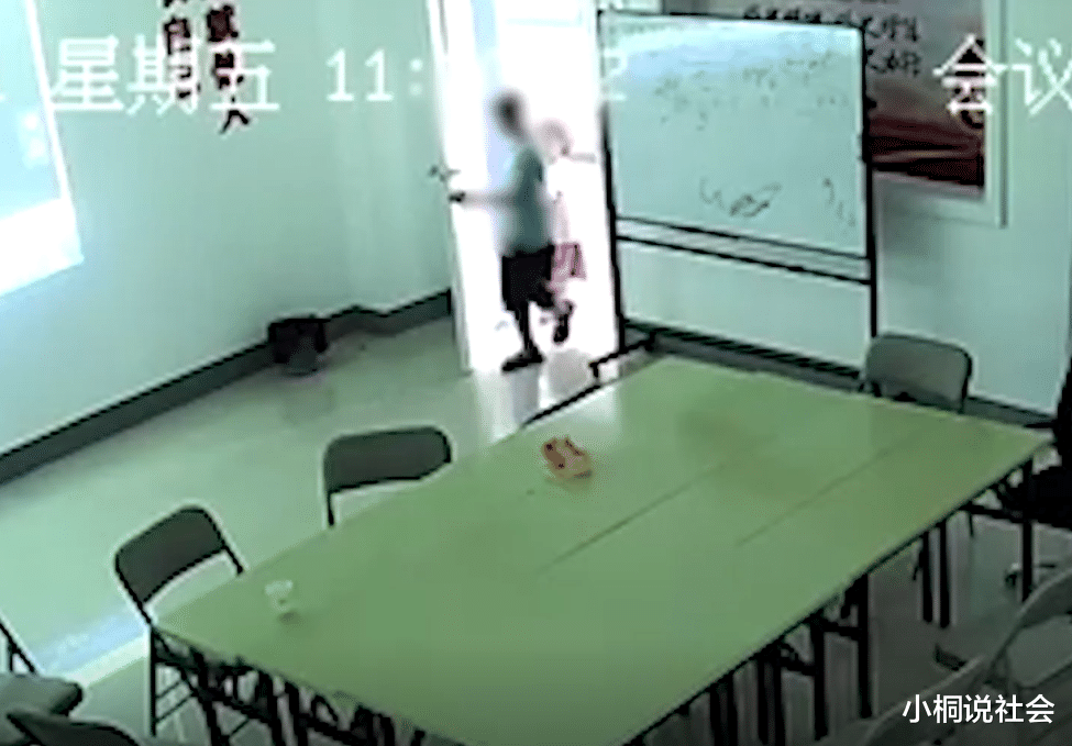 广西10岁男孩暴打4岁女童3分钟,致其左手骨折,警方:双方已和解