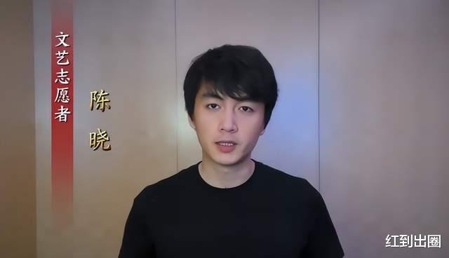 陈道明|陈道明上新闻联播，坐前排讲话地位高，冯巩全程低调做笔记