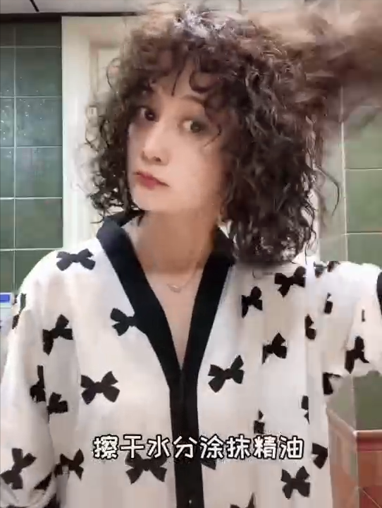 离婚 想打理湿漉漉的发型,弹力素、啫喱膏和泡沫发蜡,哪种效果最好?