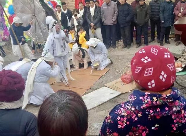 |河南职业哭丧人:每年碰头上万次,一场挣700元,亲戚却说她不孝