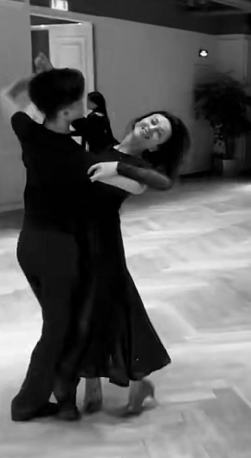 王琳|王琳解封后忙跳舞，腰身纤细身姿曼妙，与小鲜肉同框看不出年龄差