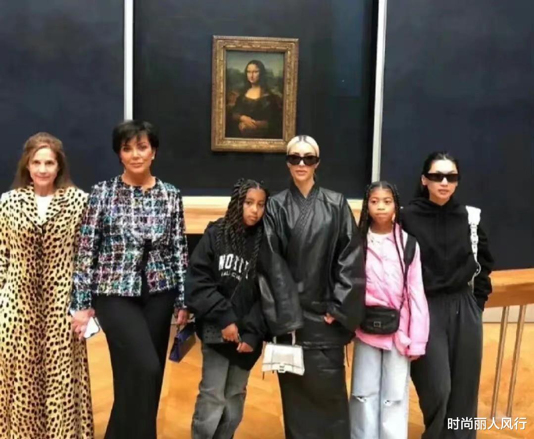 金卡戴珊和小13岁男友秀恩爱！她穿T恤都超性感，鲜肉男友太显老