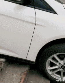 |坐地铁碰到最美阿姨,偷瞄被她发现了,该怎么办?