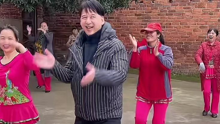 曹荣|港星曹荣回湖南老家过年，农村跳广场舞太欢乐，脸部圆润现幸福肥