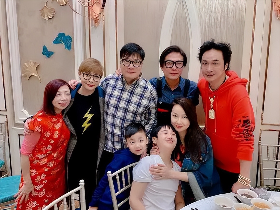 钱小豪|钱小豪兄弟与吴镇宇新春团拜，丘倩鸣冻龄气质佳，汤盈盈疑怀三胎