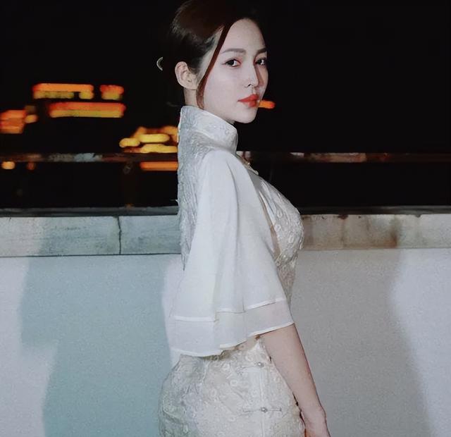 王钟瑶|台球最美女裁判王钟瑶久违晒照！一身旗袍亮相，颜值身材近乎完美