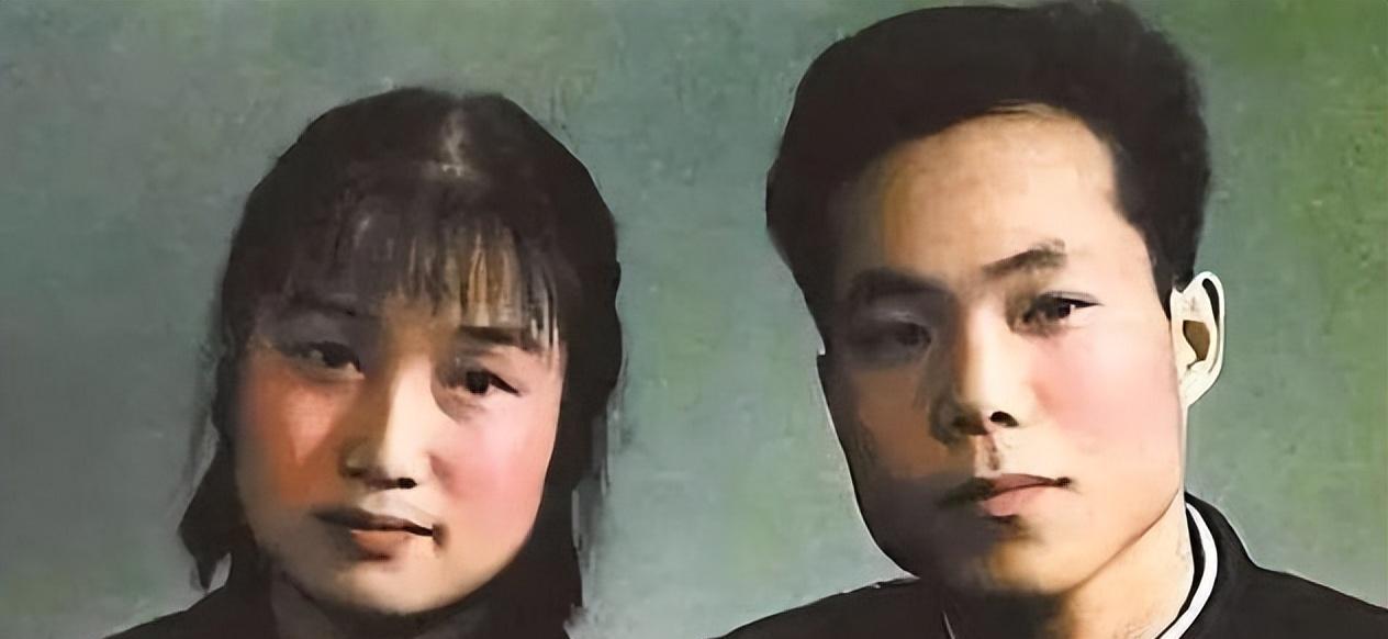 1959年,站在毛主席两侧拍照的男孩和女孩,没想到后来竟结为夫妻