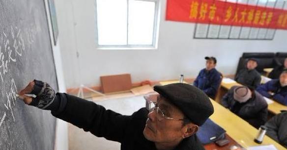 教师|女教师到年龄却不退休，校方：虽然55岁了，但别想调到轻松岗位