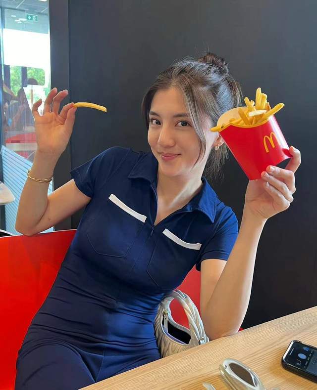 施伯雄|百亿豪门正式欢迎吴千语,施伯雄与父亲等家族成员包场看女友新片