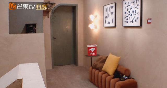 阿娇|《乘风破浪》于文文心满意足，抱着钟欣潼原地转圈，宁静捂嘴偷笑