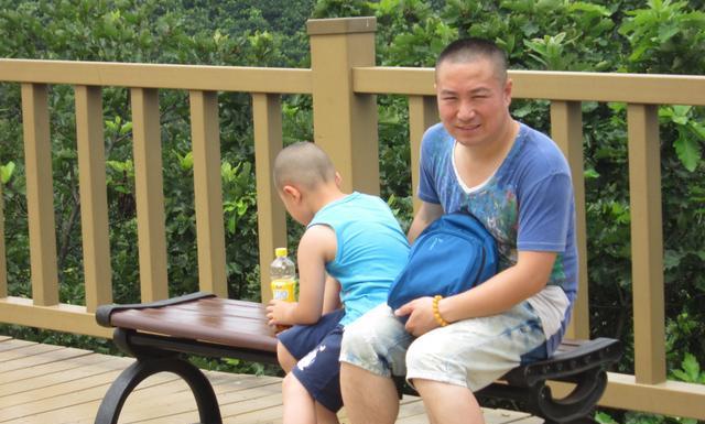 爸爸带娃去做亲子鉴定,却被工作人员拒绝,网友:少花点冤枉钱