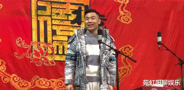 张九南|没有演出却登台报幕，德云社张九南客串报幕员，网友：狗子真敬业