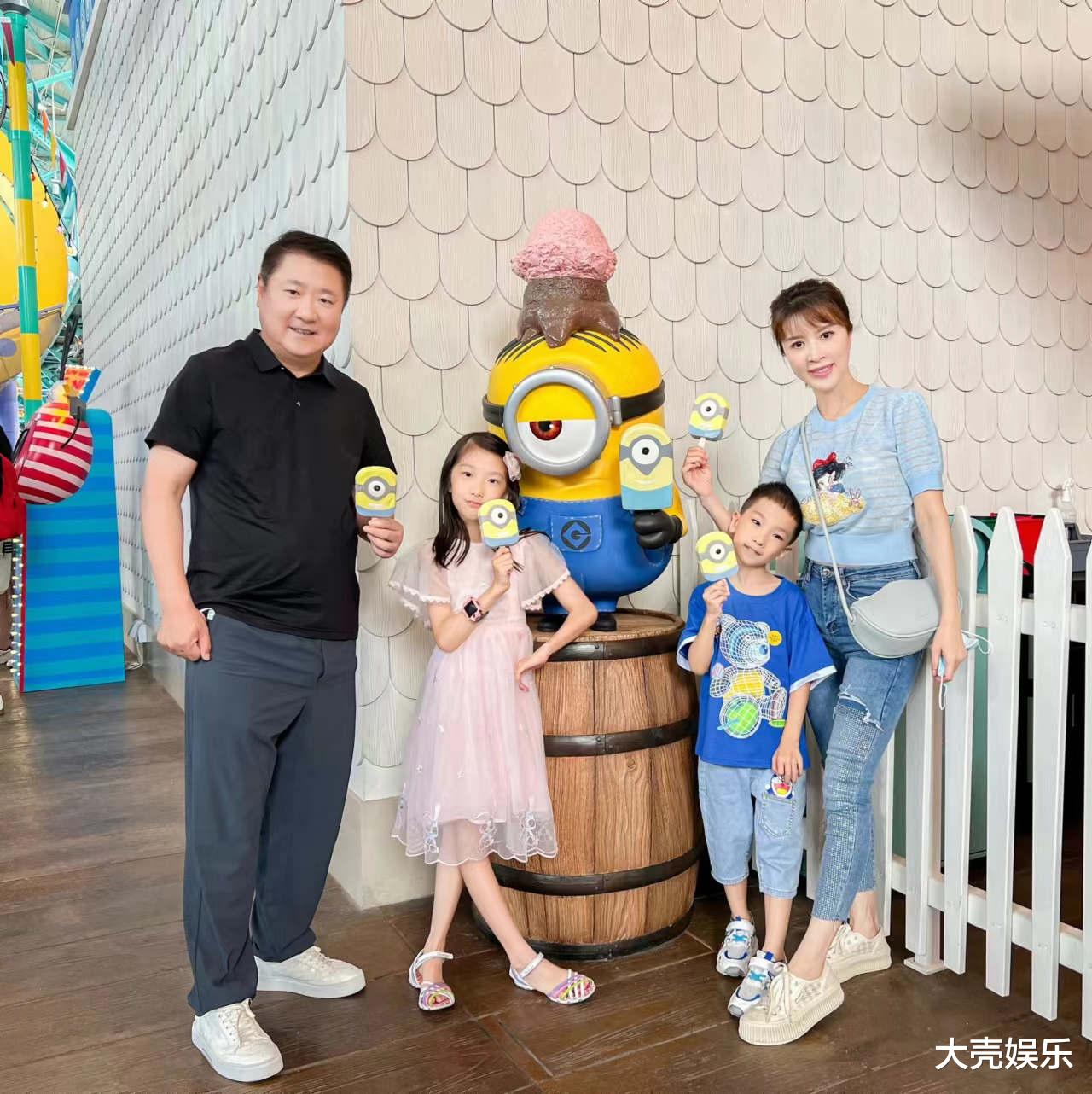 于冬|金巧巧一家四口外出游玩,于冬推婴儿车尽显父爱,网友直呼好幸福