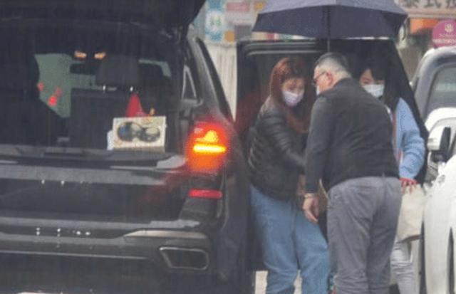 刘在石|林依晨产后复出为他人撑伞，给女儿用二手物品，活成女明星的反面