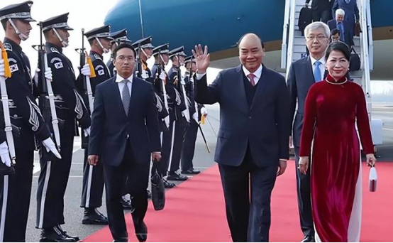 穿衣搭配|越南第一夫人:圆润的旺夫脸,身穿奥黛优雅霸气,儿女双全特爱笑