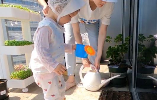 |李彩桦晒居家日常，穿裙子下蹲差点走光，手上6个戒指十分豪气