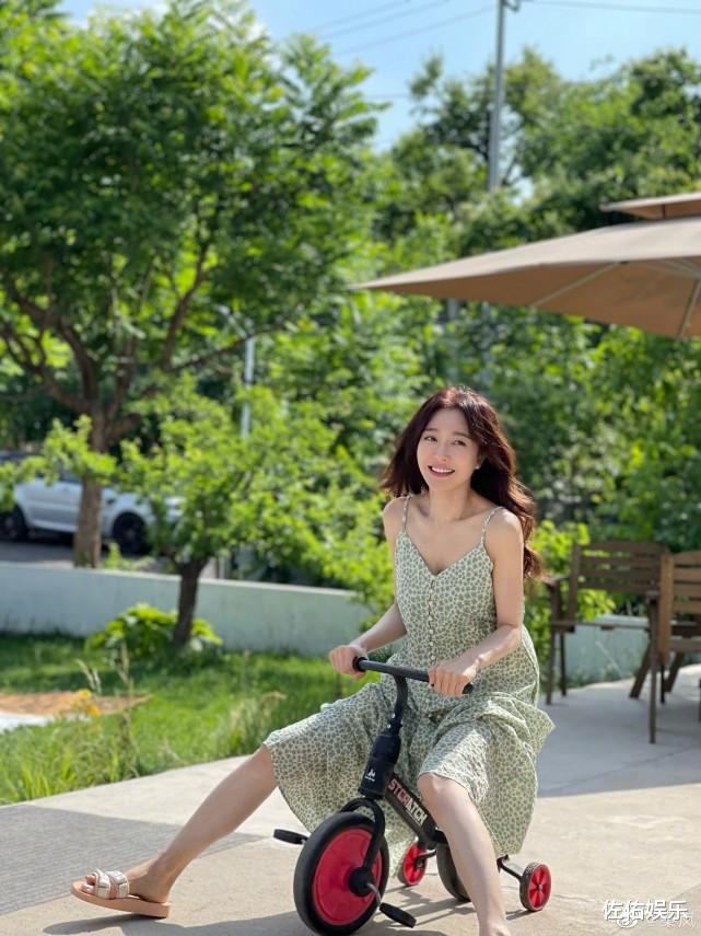 秦岚|秦岚晒照清纯似初恋，骑儿童车俏皮可爱，身材窈窕惹人爱