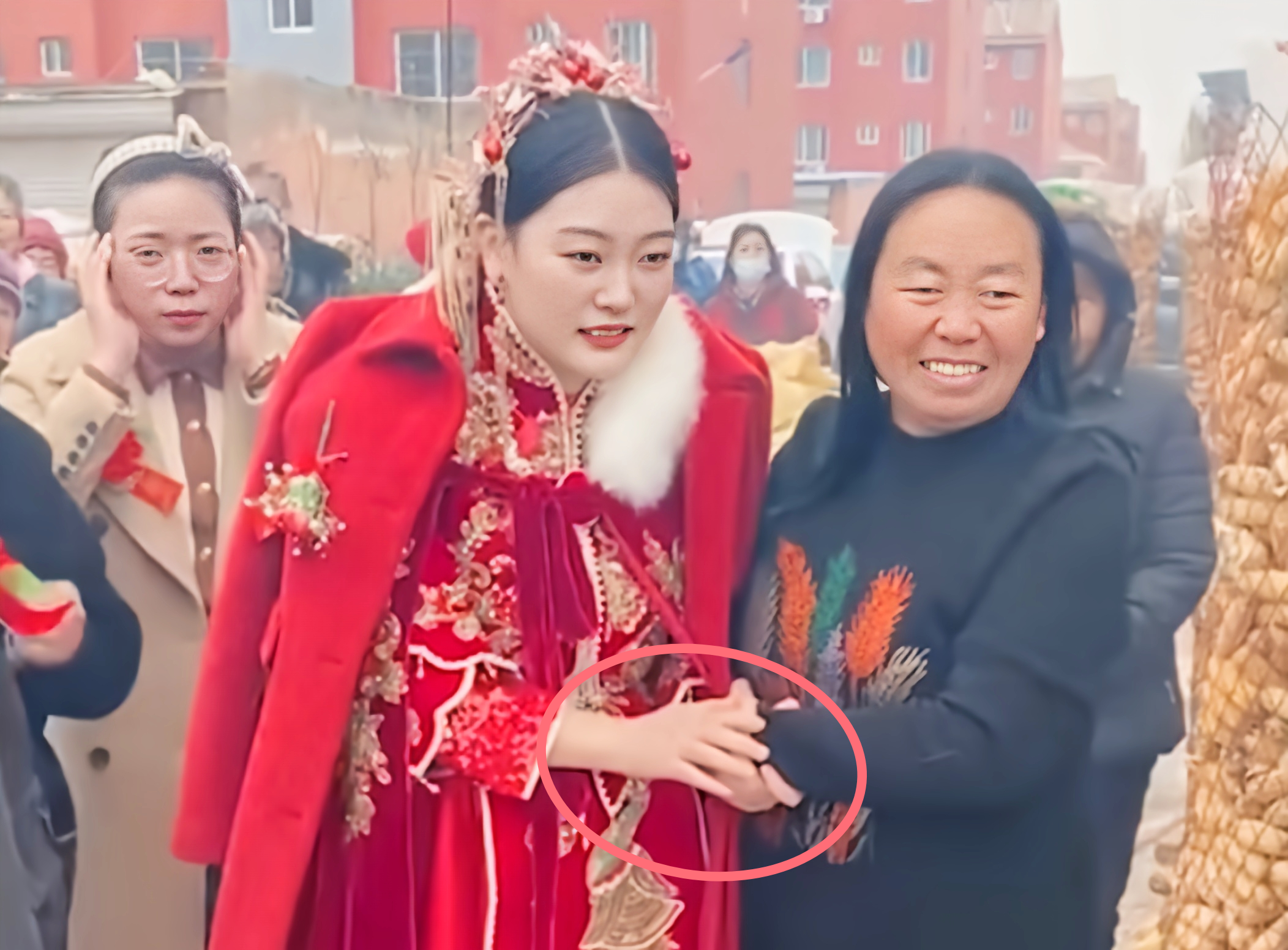 太暖人了!女子过门冻得发抖,最美婆婆心疼,脱下外衣给媳妇披上