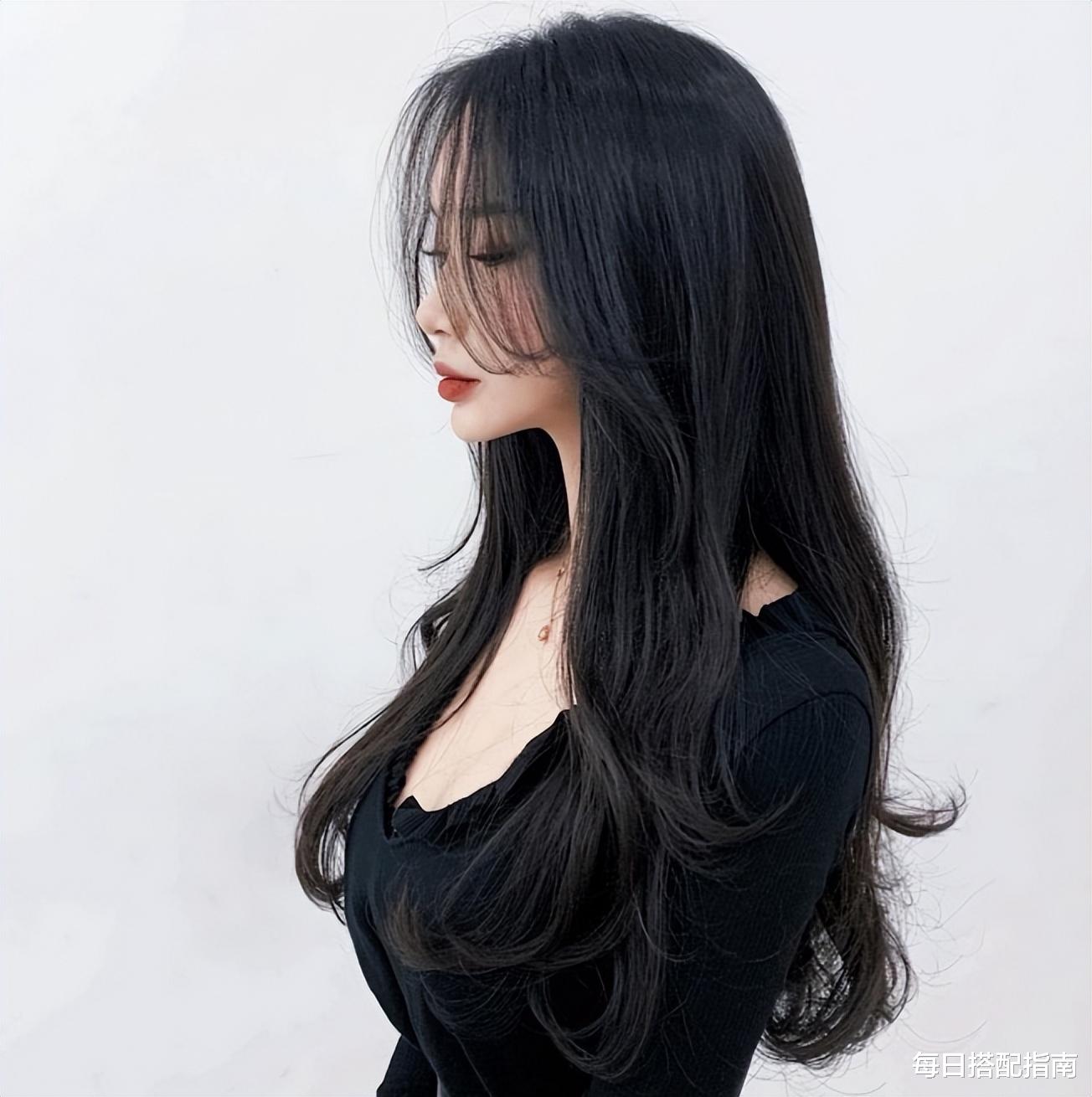 卷发 放弃你的黑长直吧!今年春天流行这3款长卷发,时髦减龄还显脸小