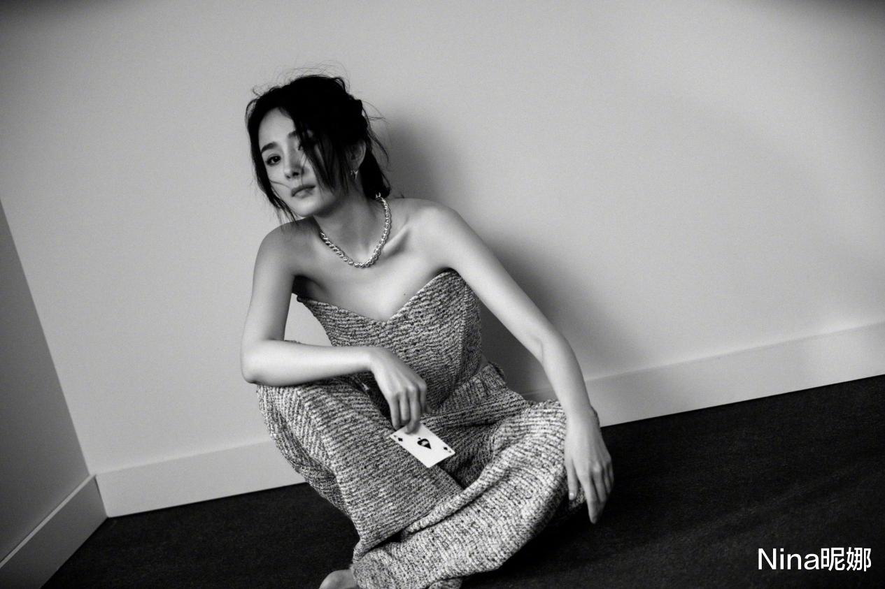 杨幂 杨幂录制花少，特意扎双马尾形象变化大，穿裙戴小黄帽少女味好浓