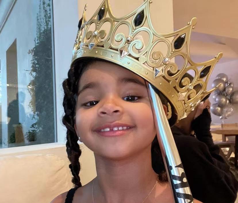 金·卡戴珊|展示母爱!卡戴珊和女儿一起跨年,假期心情愉悦,笑起来真美