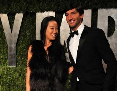 设计师|王薇薇:72岁身家过亿,皮肤白皙身材如少女,跟小男友相爱7年