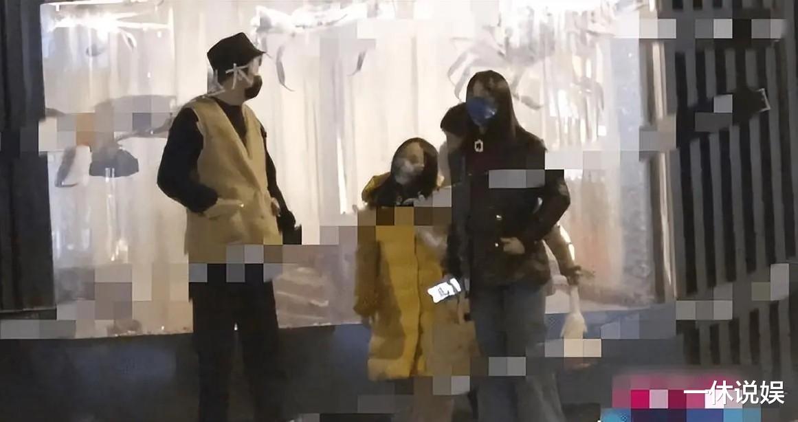 雷佳音|雷佳音带妻女外出聚餐,妻子美貌引人注目,10岁女儿已达爸爸肩膀