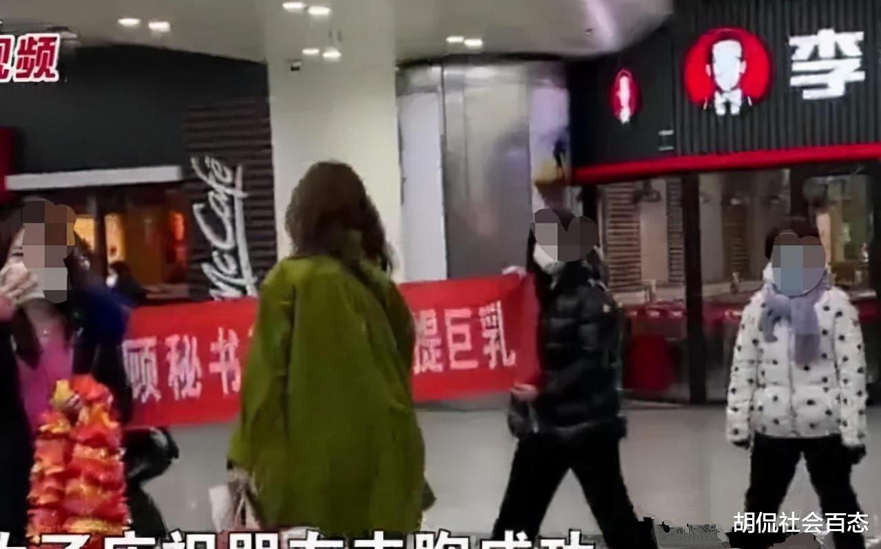 女子隆胸归来,朋友拉横幅接机,横幅的内容令网友直呼:辣眼睛