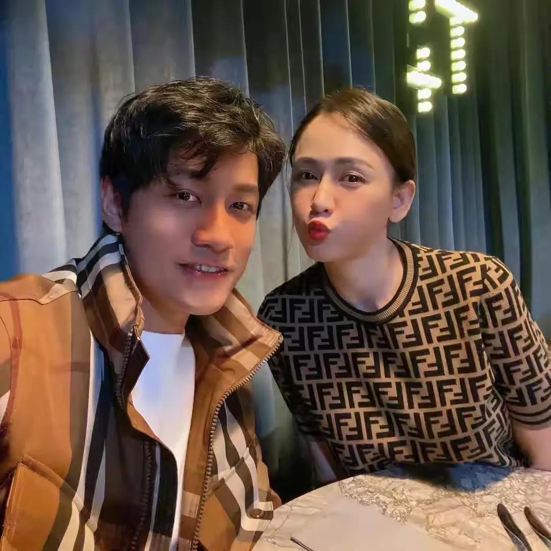 陈乔恩|陈乔恩力挺男友开画展，Alan分享甜蜜日常，透露父母很喜欢乔恩