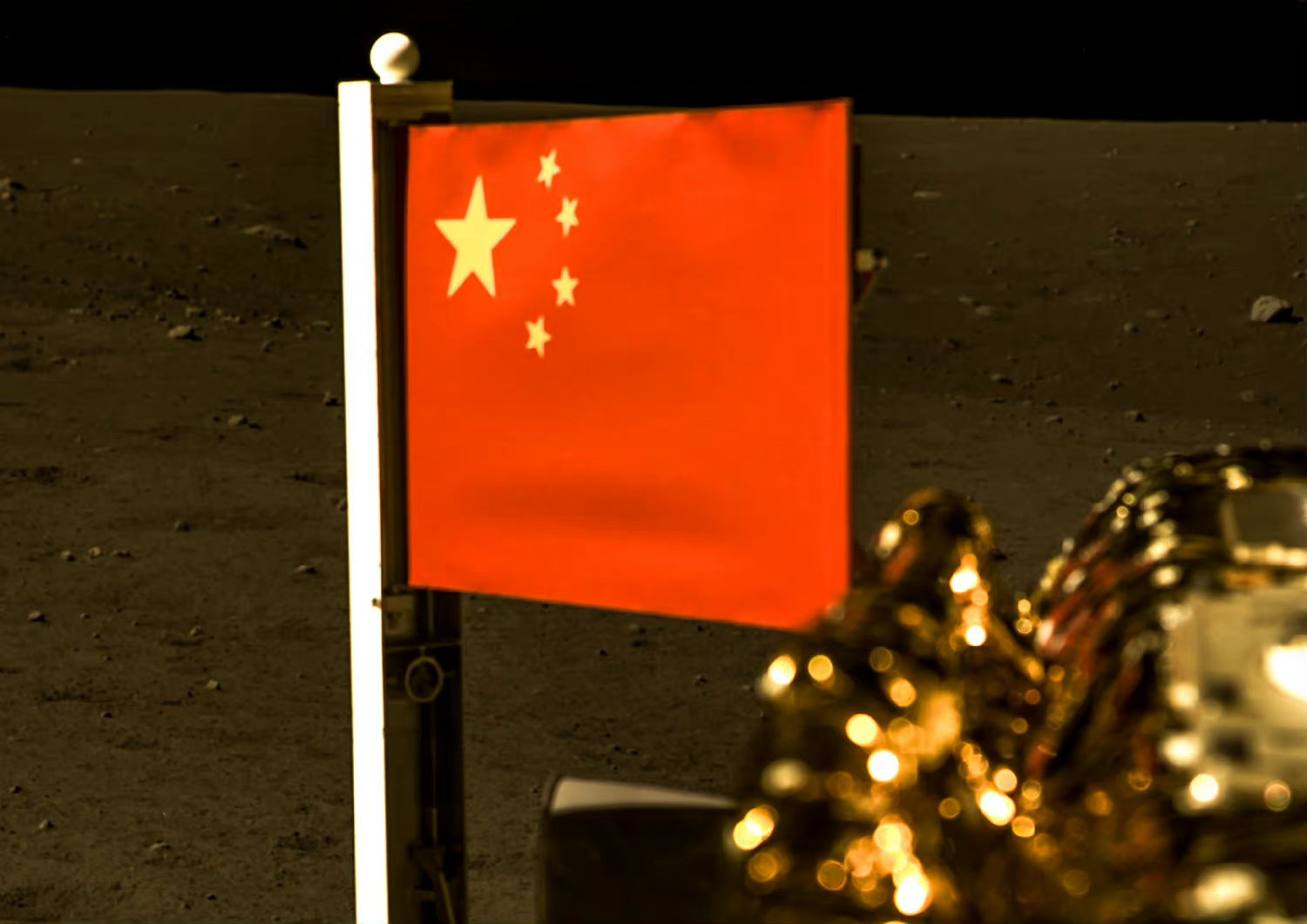 看到中国月球车的车辙,美国登月再被质疑,为何美国月球车没有痕迹?