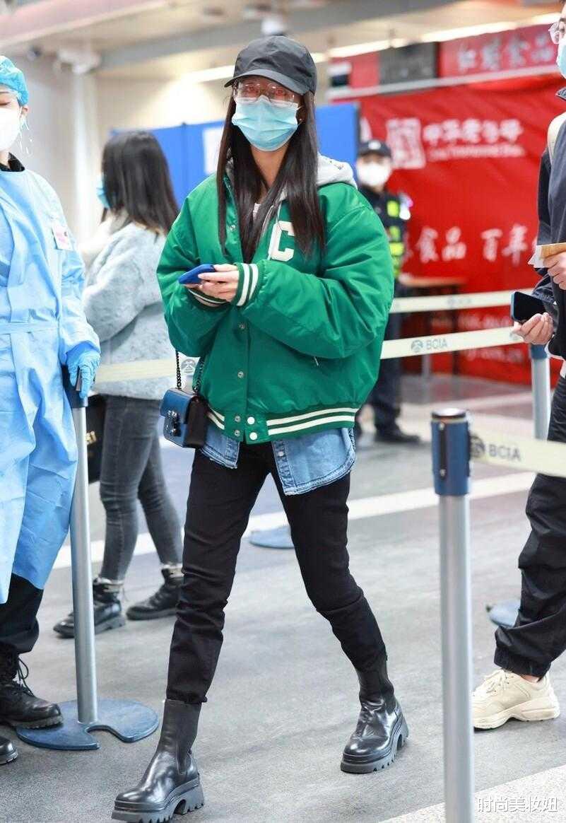 李沁|李沁又把“绿色”穿火了，绿夹克叠穿小脚裤超洋气，减龄时髦