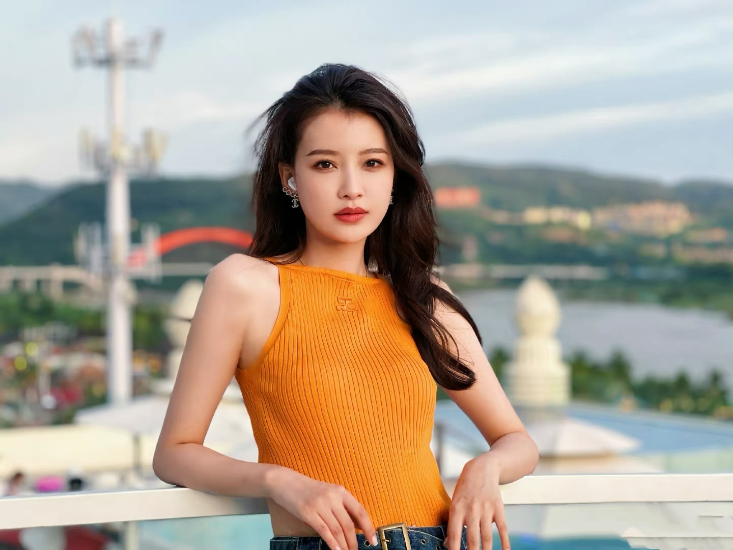 孙怡|孙怡与董子健官宣离婚后首晒美照，穿露肩上衣配短裙，美腿超抢镜