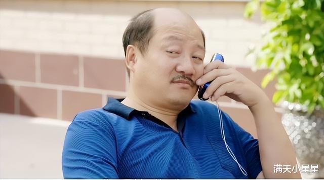 唐鉴军|“谢广坤”参加饭局酒后献歌,唱到动情处,与身边美女十指相扣!